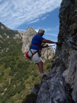 Dario verso la 1° tyrolienne (26943 bytes)